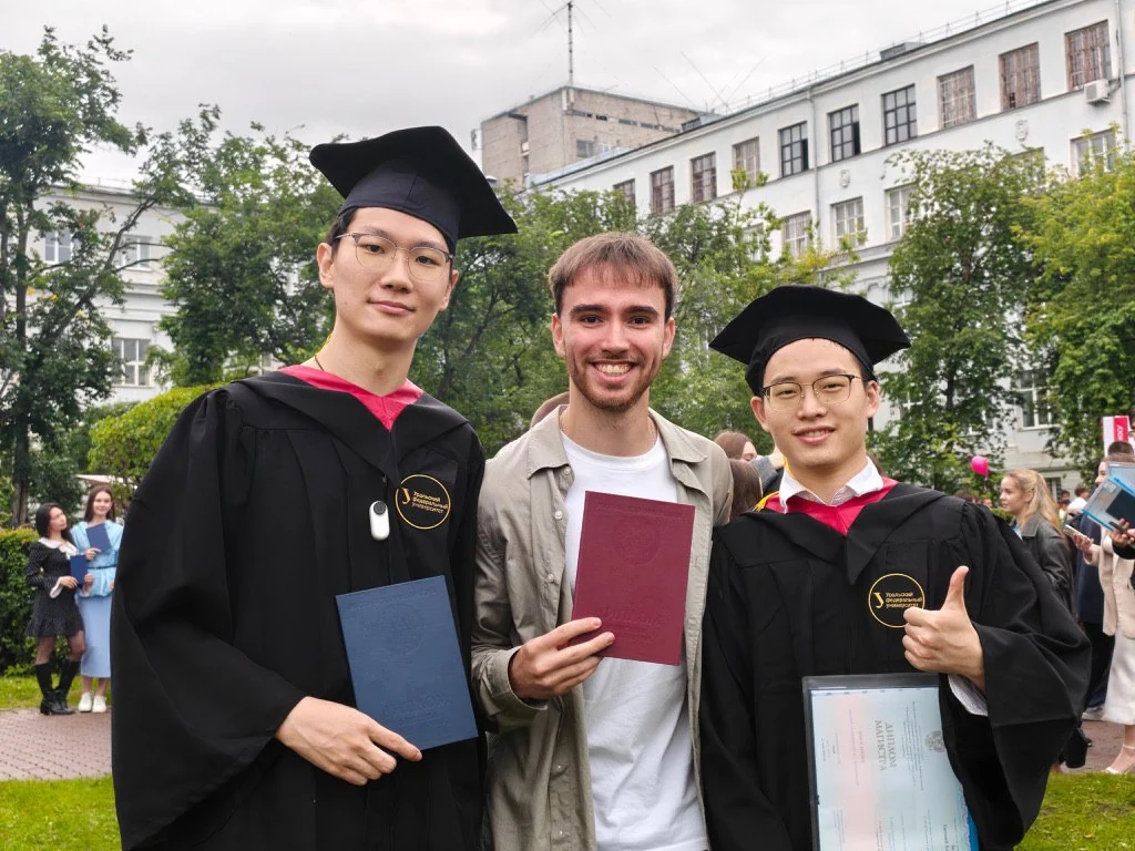 张文天与同学、老师的毕业纪念照片